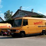 Gelber Tank steht neben gelben Kastenfahrzeug vor Wohnhaus_boerger-tankservice